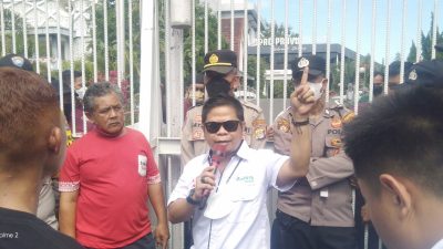 Anggota DPRD NTB Sibuk Berpolitik, Ratusan PKL Unjuk Rasa 