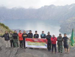 Enam Jam Perjuangan Wujudkan Mimpi, Danrem 162/WB Peluk Puncak Gunung Rinjani 3.726 MDPL