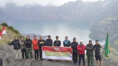 Enam Jam Perjuangan Wujudkan Mimpi, Danrem 162/WB Peluk Puncak Gunung Rinjani 3.726 MDPL