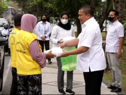 BBM Naik, Puluhan Tukang Sapu Jalanan Dapat Paket Sembako dari Ditreskrimum Polda NTB