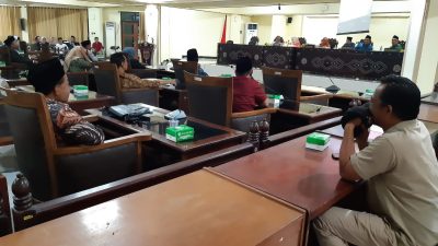 Gabungan Fraksi DPRD Lobar Minta Bupati Pecat Dirut PDAM Giri Menang