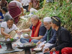 Diiringi Ratusan Masyarakat dan Dua Barungan Gendang Beleq, HBK Ikuti Ritual Selamatan Mata Air Tibu Bunter