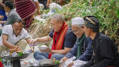 Diiringi Ratusan Masyarakat dan Dua Barungan Gendang Beleq, HBK Ikuti Ritual Selamatan Mata Air Tibu Bunter