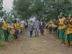 Ikut Berbaur dan Mencari Kerang Laut, Gubernur NTB Hadiri Festival Bau Keke di Pantai Serpiq