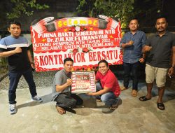 Sebagai Salah Satu Bentuk Kekesalan, Para Kontraktor NTB Persembahkan Karangan Bunga dan Kue untuk Gubernur