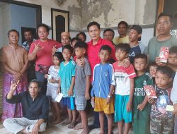 Wakil Ketua II bidang kaderisasi dan ideologi DPC PDIP Lotim, Ahmad Amrullah sambangi Pulau Maringkik berikan bantuan kemanusiaan untuk belasan Anak Yatim