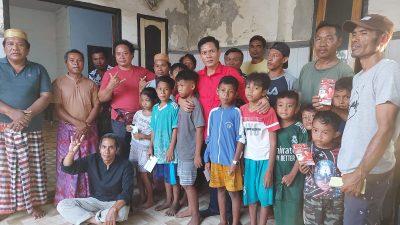 Wakil Ketua II bidang kaderisasi dan ideologi DPC PDIP Lotim, Ahmad Amrullah sambangi Pulau Maringkik berikan bantuan kemanusiaan untuk belasan Anak Yatim