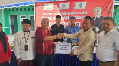 Rachmat Hidayat serahkan Bantuan dan Resmikan Gedung Serba Guna Kantor Desa Pringgabaya Utara