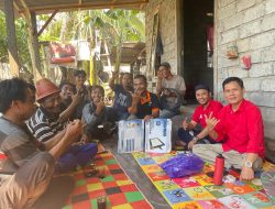 Ahmad Amrullah wakili Ketua DPC PDIP Lombok Timur serahkan bantuan kemanusiaan untuk warga Tanjung Luar yang rumahnya ludes kebakaran.
