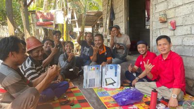 Ahmad Amrullah wakili Ketua DPC PDIP Lombok Timur serahkan bantuan kemanusiaan untuk warga Tanjung Luar yang rumahnya ludes kebakaran.