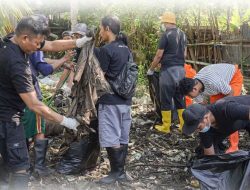 Bentuk Kepedulian dan Tanggung Jawab Terhadap Lingkungan, Bank NTB Syariah Gelar Aksi Bersih-Bersih Sungai di Kota Mataram
