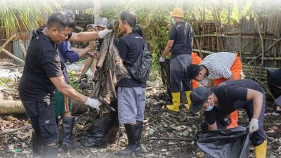 Bentuk Kepedulian dan Tanggung Jawab Terhadap Lingkungan, Bank NTB Syariah Gelar Aksi Bersih-Bersih Sungai di Kota Mataram