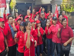 Suarakan Dukungan Ganjar Mahfud MD, Hasto Kristianto disambut Aksi Happening Art Ratusan persatuan Pedagang Canang “Lascarya Yadya dan Asosiasiasi Pedagang Mikro Kota Mataram