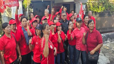 Suarakan Dukungan Ganjar Mahfud MD, Hasto Kristianto disambut Aksi Happening Art Ratusan persatuan Pedagang Canang “Lascarya Yadya dan Asosiasiasi Pedagang Mikro Kota Mataram