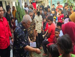 Bertempat di halaman Kantor Desa Tanjung Luar Lombok Timur, Rachmat Hidayat didampingi Ahmad Sukro dan Ahmad Amrullah bagikan ratusan santunan untuk Anak Yatim Piatu