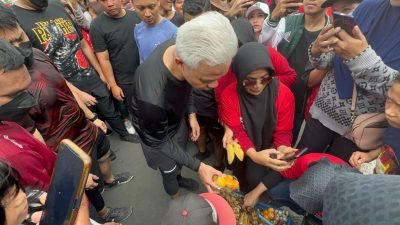 Terharu, Pedagang di CFD Mataram Diborong Capres Ganjar