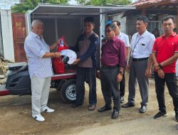Peringati Hari Disabilitas Internasional, Rachmat Hidayat serahkan bantuan Aspirasi bersumber dari Kemensos RI, Motor Roda Tiga untuk Disabilitas di desa Lembar Lombok Barat