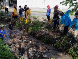 Kodim 1606/Mataram Bersihkan Saluran Air Guna Antisipasi Banjir di Musim Hujan