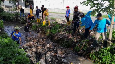 Kodim 1606/Mataram Bersihkan Saluran Air Guna Antisipasi Banjir di Musim Hujan