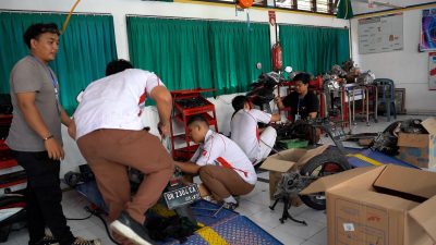Laksanakan Tugas Pemerintah, PLN UIP Nusra dan SMKN 3 Mataram Konversi Puluhan Motor BBM Menjadi Motor Listrik