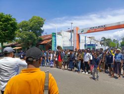 Protes PHK Sepihak, Ratusan Massa Menggelar Aksi Unjuk Rasa di Depo Terminal Pertamina