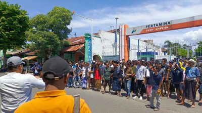 Protes PHK Sepihak, Ratusan Massa Menggelar Aksi Unjuk Rasa di Depo Terminal Pertamina