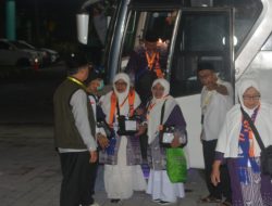 Jamaah Haji Kloter 6 dari Tiga Kabupaten Tiba Malam Hari, Petugas PPIH Siap Layani