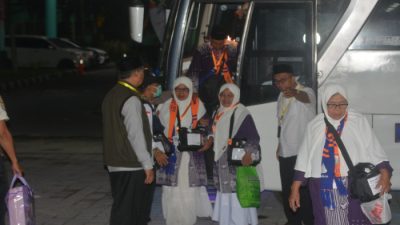 Jamaah Haji Kloter 6 dari Tiga Kabupaten Tiba Malam Hari, Petugas PPIH Siap Layani