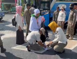 Sentuhan Kemanusiaan: Veronica dari Satpol PP Ikatkan Tali Sepatu JCH Lansia
