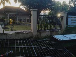 Polsek Kayangan Dibakar Massa Usai Warga Gantung Diri Diduga Akibat Pemerasan Oknum Polisi