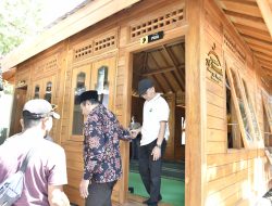 Bank NTB Syariah Bangun Musholla di Pantai Nipah, Dukung Wisata Halal Lombok