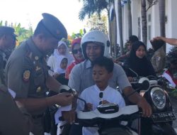 Satpol PP Lobar Bagikan 250 Bendera Merah Putih di momen bersejarah HUT RI KE-80
