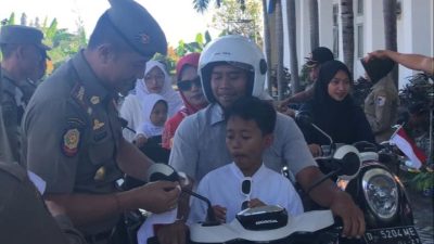 Satpol PP Lobar Bagikan 250 Bendera Merah Putih di momen bersejarah HUT RI KE-80