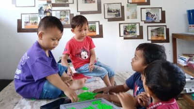 Mahasiswa Internasional Belajar Bersama Anak Desa Terara, PLN NTB Dukung Literasi Kesehatan