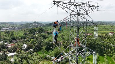 Menjaga Listrik Tetap Menyala, PLN NTB Lakukan Inspeksi Tower Transmisi Hingga ke Ketinggian
